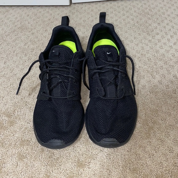 black nike roshe